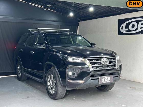 TOYOTA HILUX SW4 2.7 VVT-i FLEX SRV 7L 4X2 AUTOMÁTICO TOYOTA HILUX SW4 2.7 VVT-i FLEX SRV 7L 4X2 AUTOMÁTICO